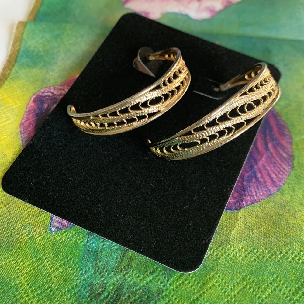 Vintage Gold Filigree hoop earrings